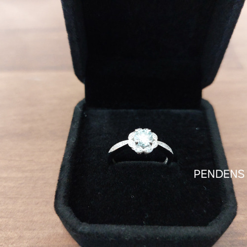 ☆ギランギラン☆モアサナイトお花のリング0.5ct ブルー ダイヤ ☆ギランギラン☆モアサナイトお花のリング0.5ct ブルー ダイヤ