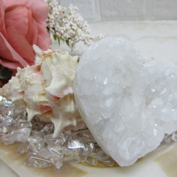 水晶 ハート 207g 天然石　原石☆ セレスタイト 天青石 ハートシェイプ 原石[t385-14771]