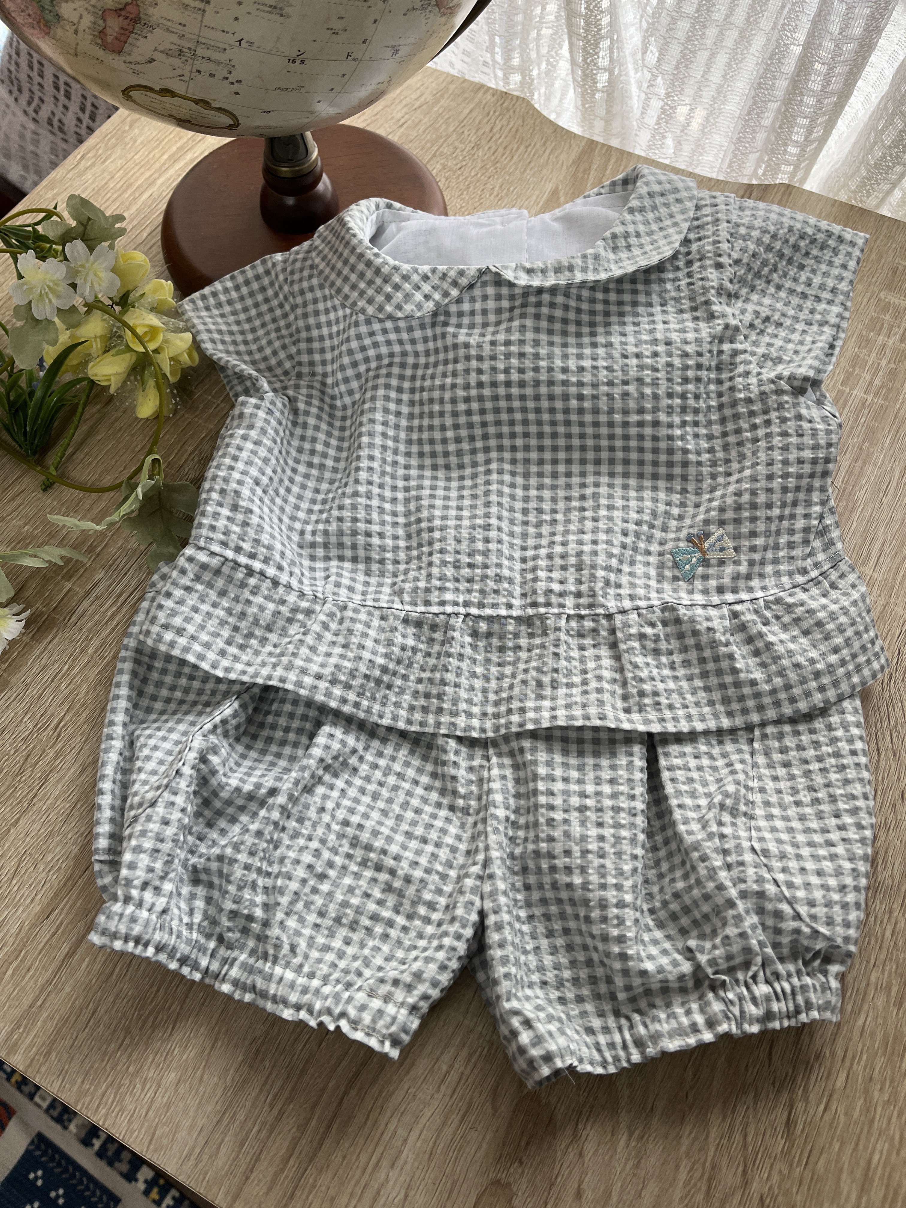 ギンガムチェックのブラウスとパンツ