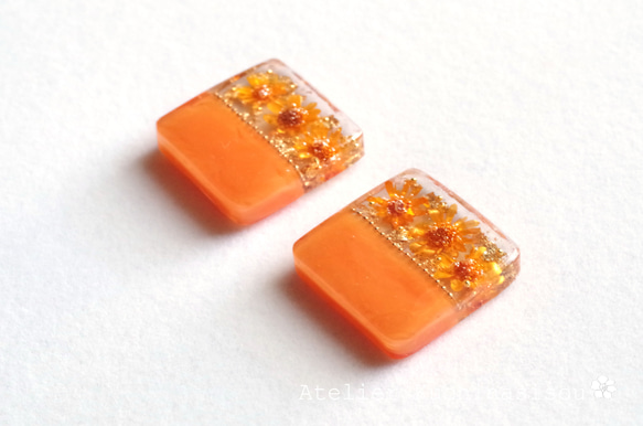 レジンアート バイカラーのお花のピアス〈オレンジ〉 ピアス