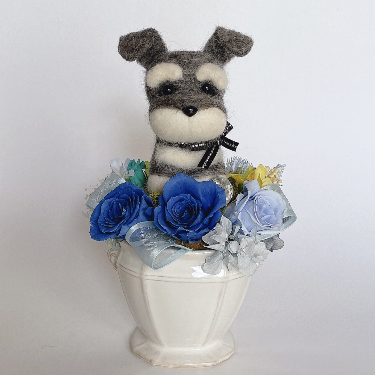 シュナウザー（濃グレー）のプリザーブドフラワーアレンジメント　ブルー　犬　母の日