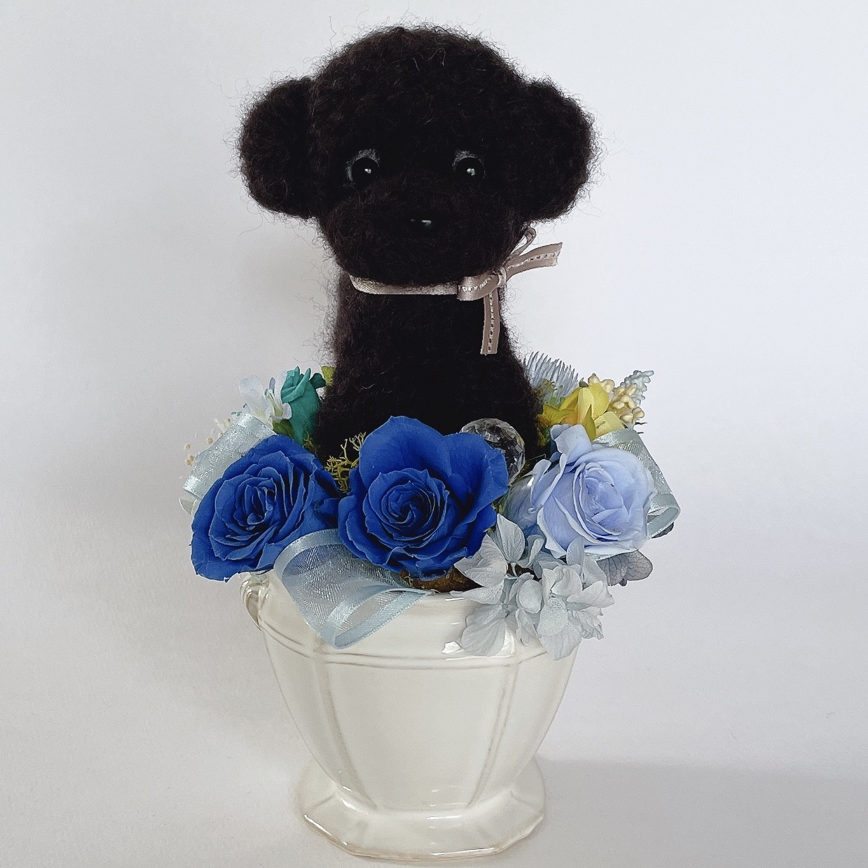 トイプードル（黒）のプリザーブドフラワーアレンジメント　ブルー　犬　母の日　花