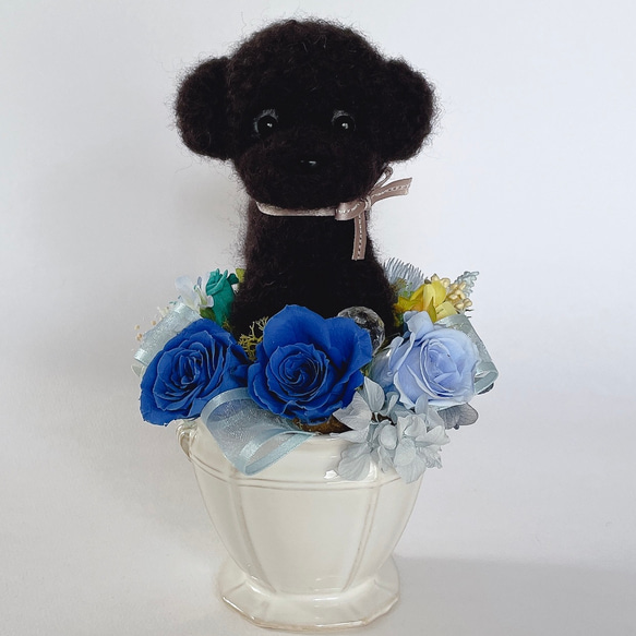 トイプードル（黒）のプリザーブドフラワーアレンジメント ブルー 犬