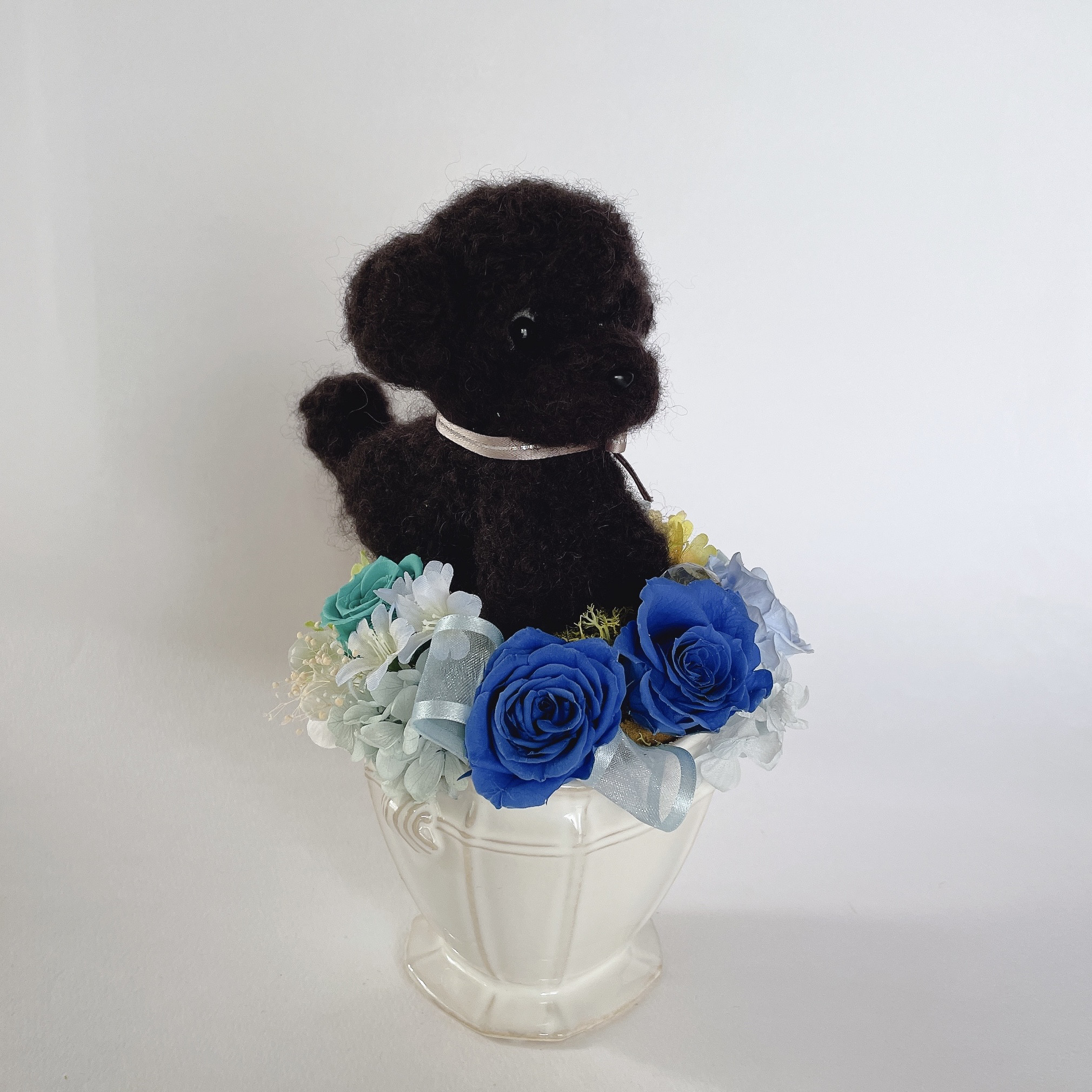 トイプードル（黒）のプリザーブドフラワーアレンジメント　ブルー　犬　母の日　花