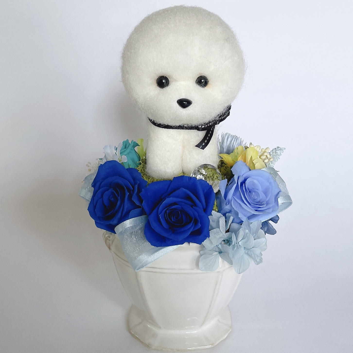 ビションフリーゼのプリザーブドフラワーアレンジメント　ブルー　犬　母の日