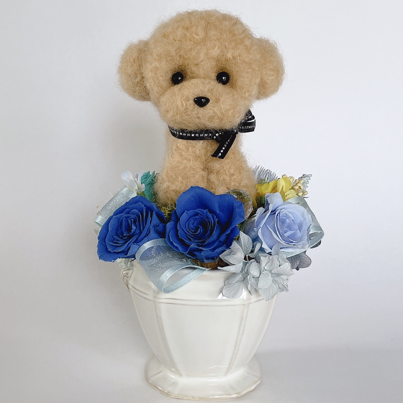 トイプードル（アプリコット）のプリザーブドフラワーアレンジメント　ブルー　犬　花母の日