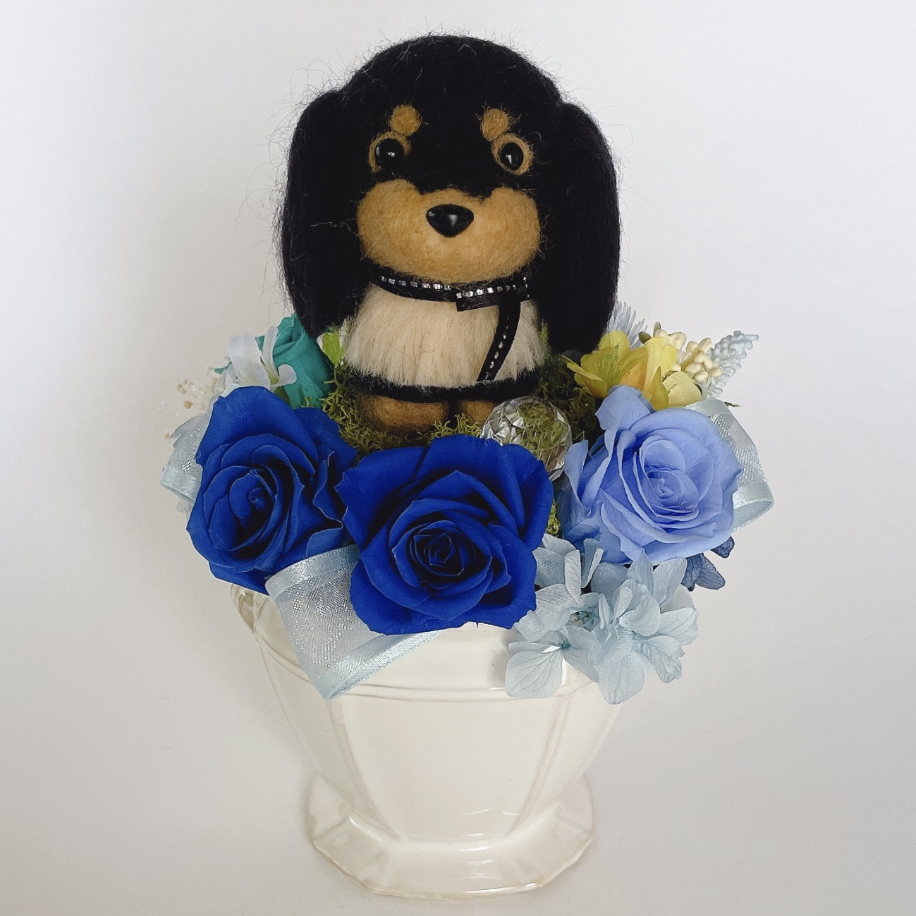 ダックスロング（黒）のプリザーブドフラワーアレンジメント　ブルー　犬　母の日