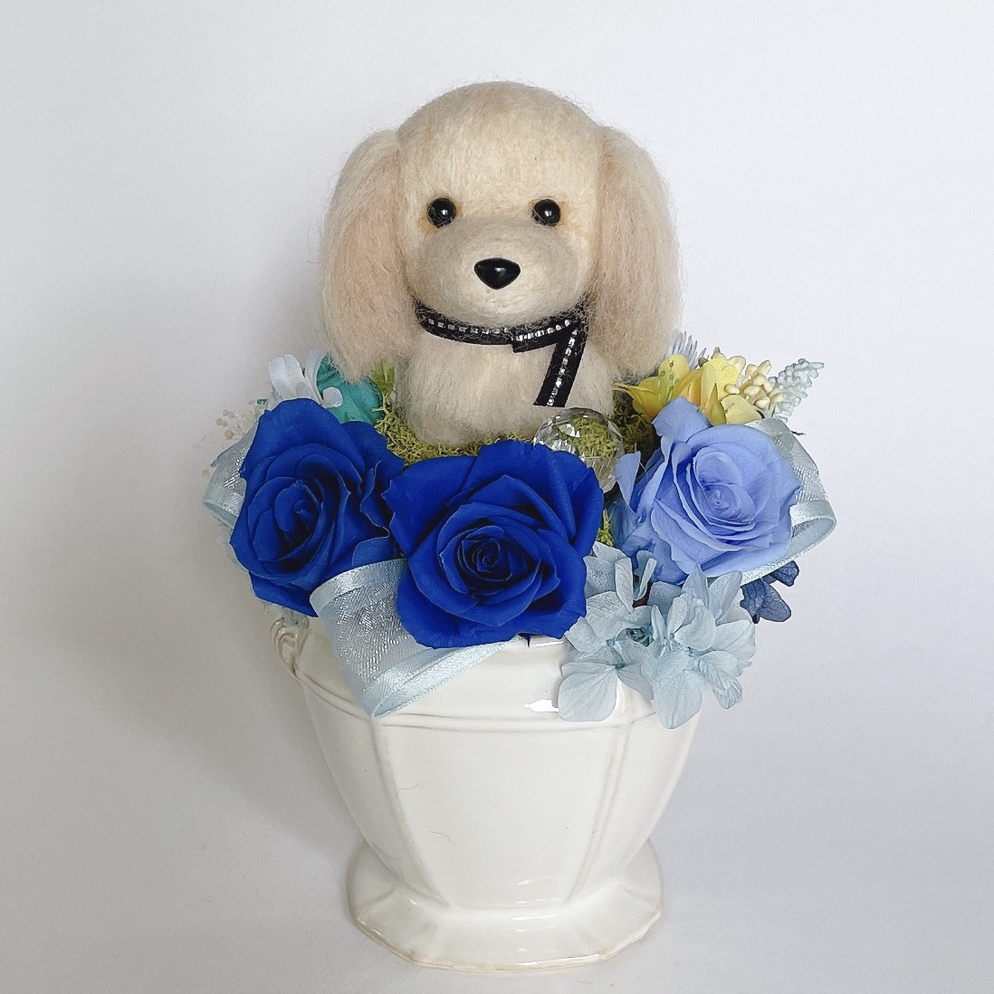 ダックスロング（クリーム）のプリザーブドフラワーアレンジメント　ブルー　犬　母の日