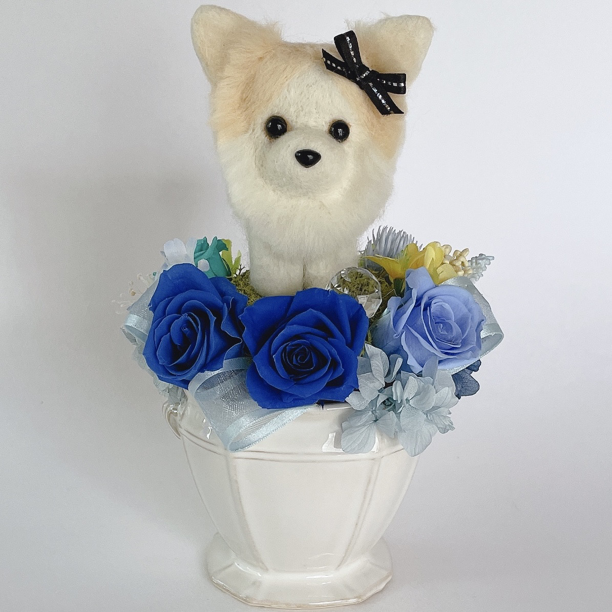 ロングコートチワワ（クリーム）のプリザーブドフラワーアレンジメント　ブルー　犬　母の日