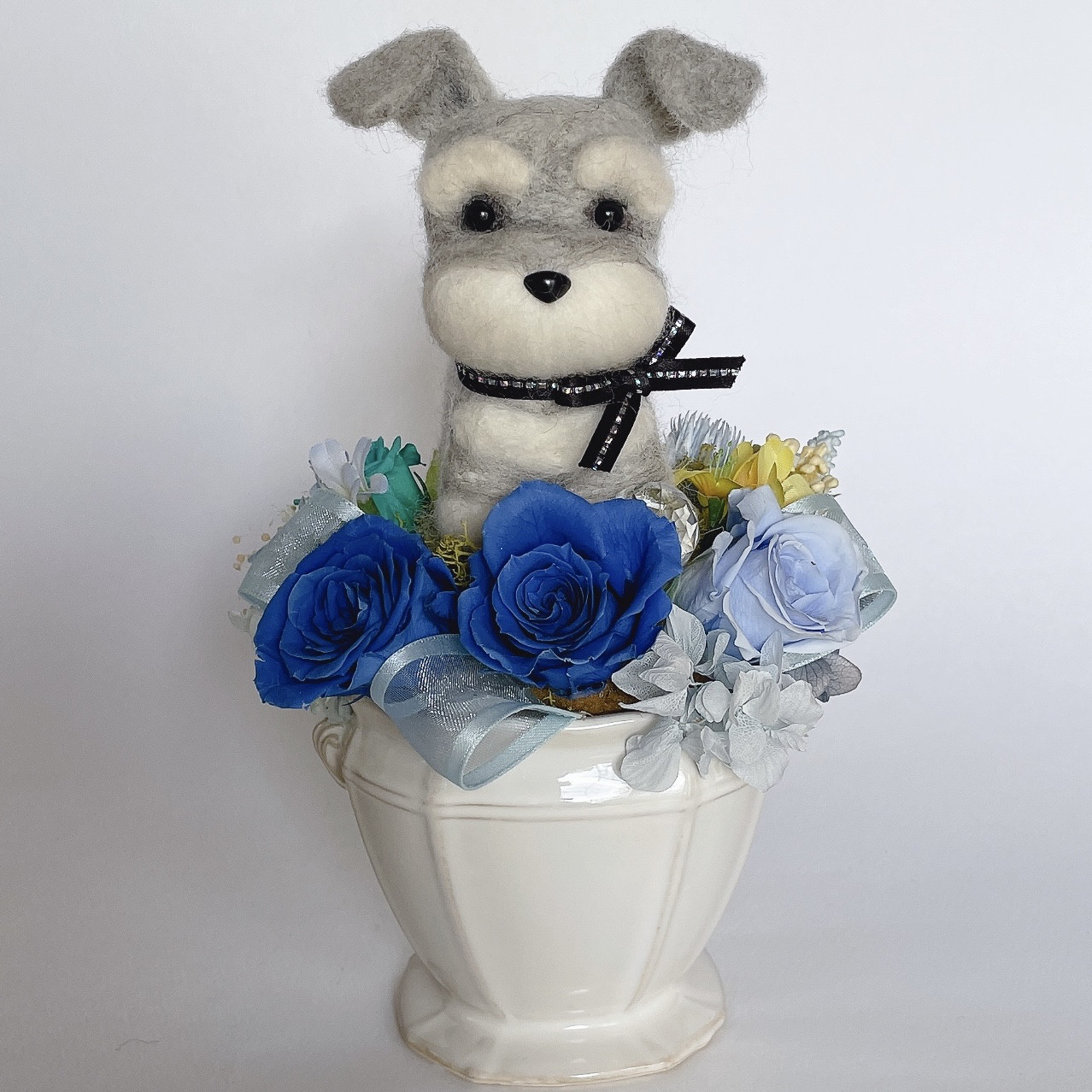 シュナウザー（グレー）のプリザーブドフラワーアレンジメント　ブルー　犬　母の日