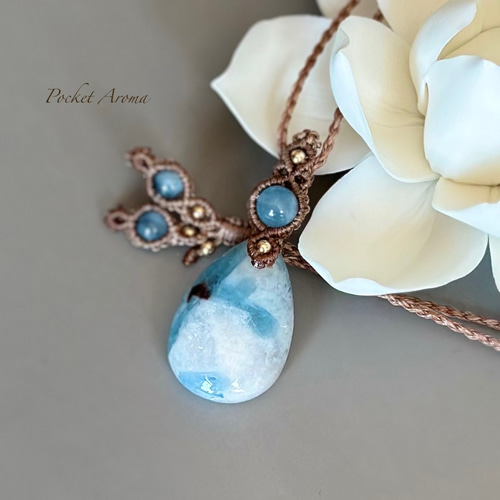 『海衣歌』アイスアマゾナイトとダークブルーアクアマリンのマクラメネックレス Day and Night (Shizuku) Petit トップ – マザーハウス 公式サイト