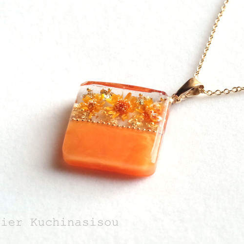 レジンアート バイカラーのお花のペンダント〈オレンジ〉 ネックレス