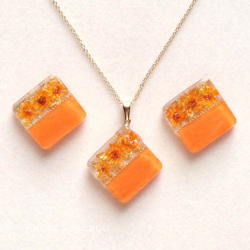 レジンアート バイカラーのお花のペンダント〈オレンジ〉 ネックレス