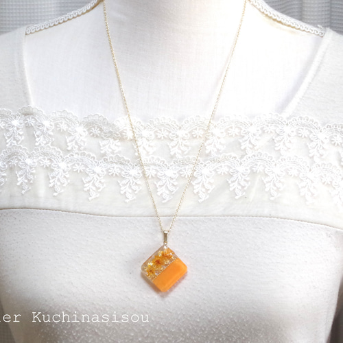 レジンアート バイカラーのお花のペンダント〈オレンジ〉 ネックレス