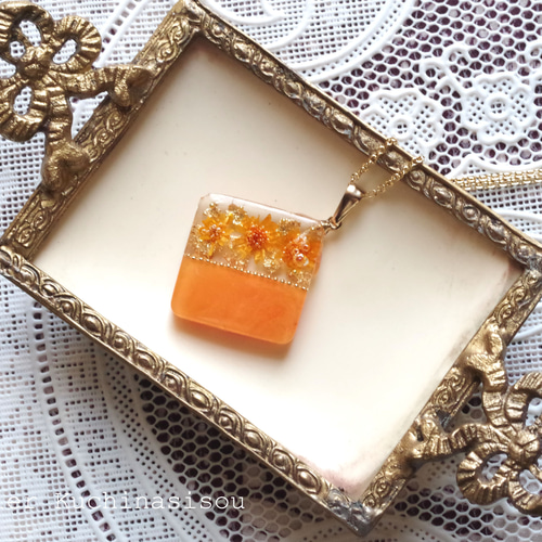 レジンアート バイカラーのお花のペンダント〈オレンジ〉 ネックレス