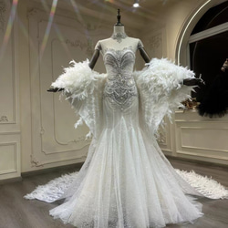 爽やかな白 バラのモチーフが際立つエレガントなオーダードレスです1度着用のみ 爽やかな白 バラのモチーフが際立つエレガントなオーダードレスです1度