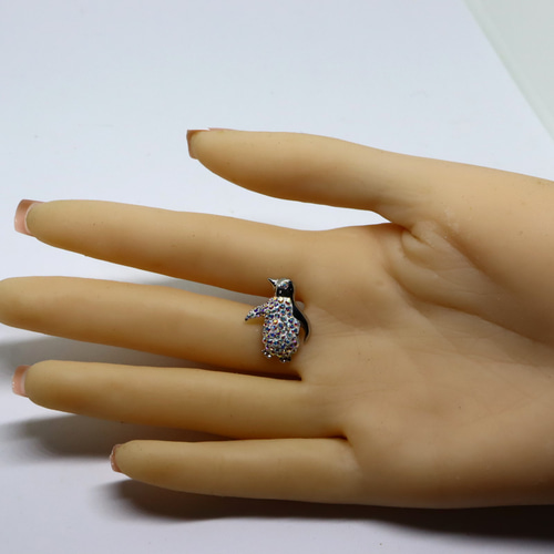 ペンギン ピンブローチ 縁起が良いペンギンのピンブローチ・シルバー・グルーデコ（クリスタル