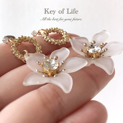 【LVシグネチャー】ナノグラムイヤリングで大人の可愛さを演出 Key of Life▷華やか フラワー×ジルコニア フロストホワイト