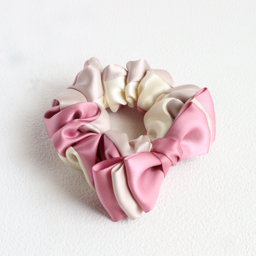 布花 シュシュ ブレスレット スモーキー ピンク アンティーク スモーキーピンクとベージュとアイボリーのサテンリボンシュシュ