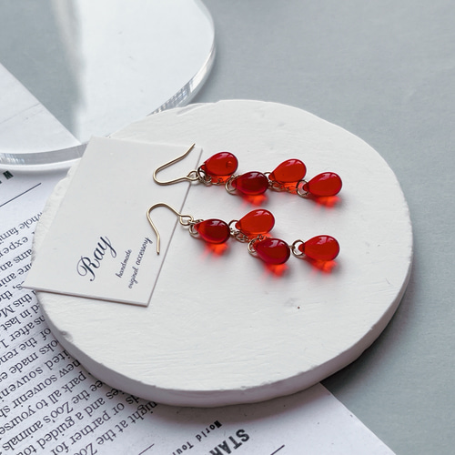 真っ赤なドロップピアス/イヤリング 大人 レッド 揺れる 美しい ガラス