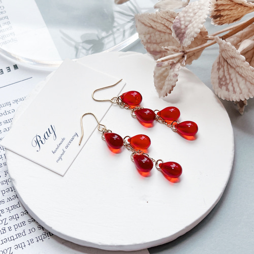 真っ赤なドロップピアス/イヤリング 大人 レッド 揺れる 美しい ガラス