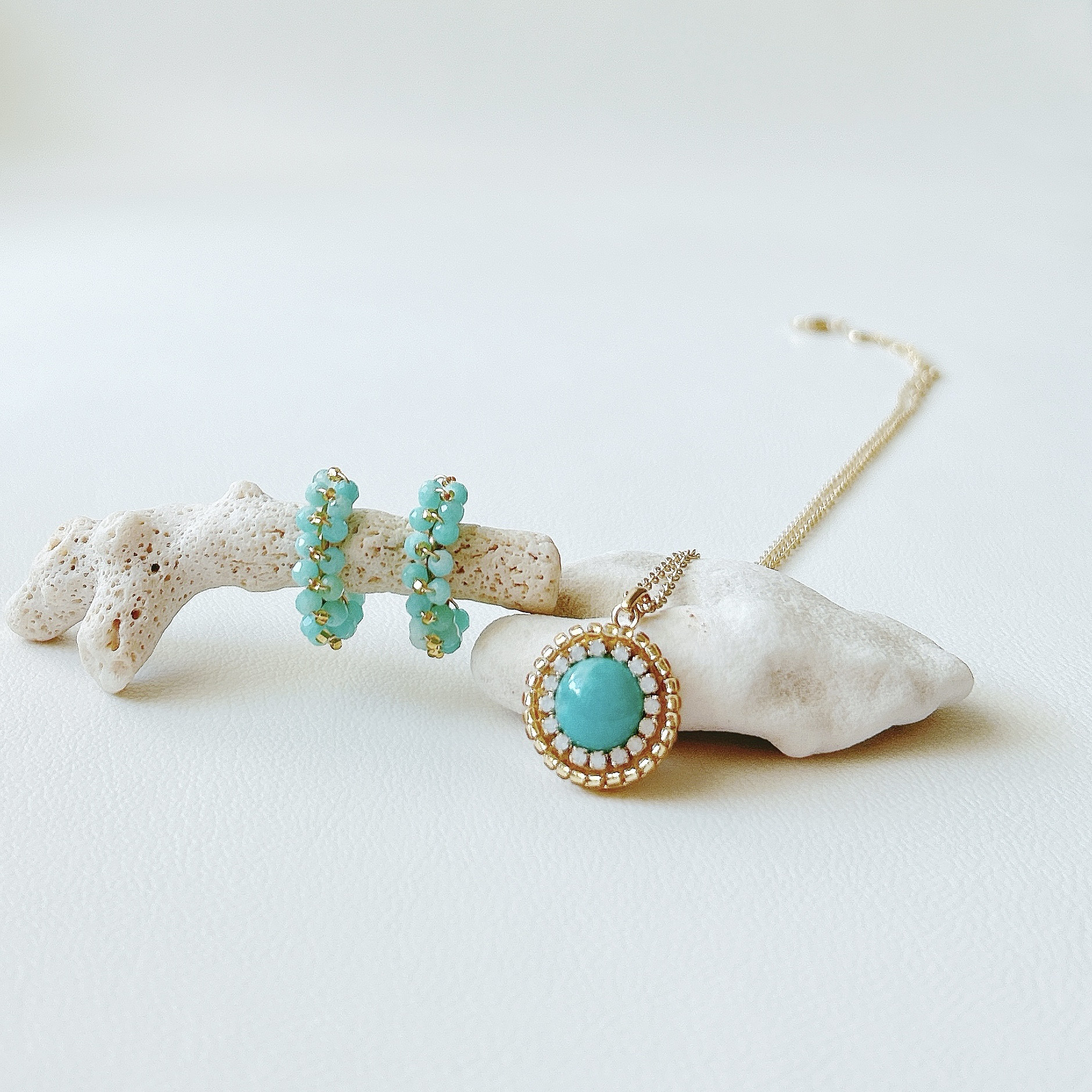 アマゾナイト一粒ネックレス/ピアスセット　天然石　ビーズ刺繍