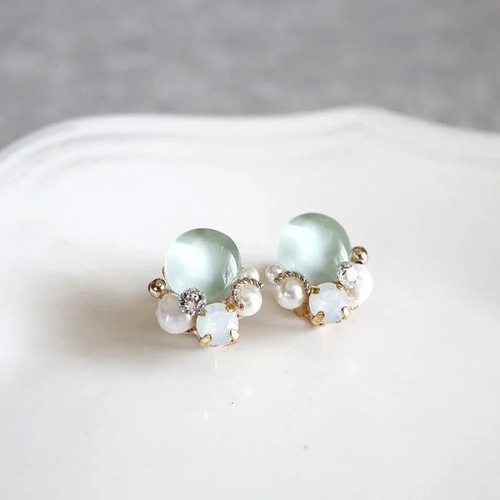 ミントグリーンのビジューピアス/イヤリング ピアス（スタッド