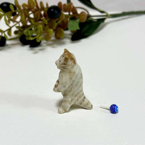 縁起物 陶の立ち猫 プレゼントに最適 一点ものインテリア 小さい置き物