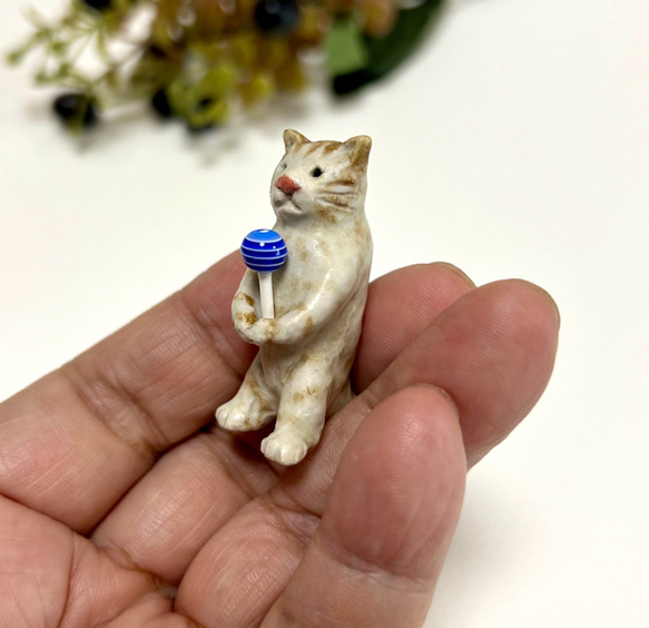 縁起物 陶の立ち猫 プレゼントに最適 一点ものインテリア 小さい置き物
