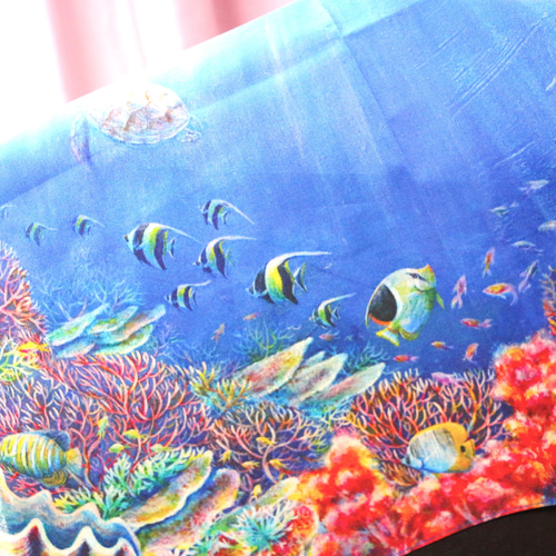絵画をそのままプリントした綿100％大判ハンカチ「サンゴ礁の海