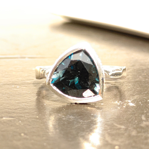 ヴィンテージ リング ロンドンブルートパーズ アールデコ ハンマー彫刻