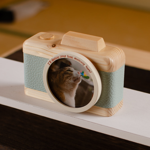 誕生日に贈る特別なプレゼント！水色フェイクレザーとホワイトウッドのカメラ型フォトフレーム 3枚目の画像