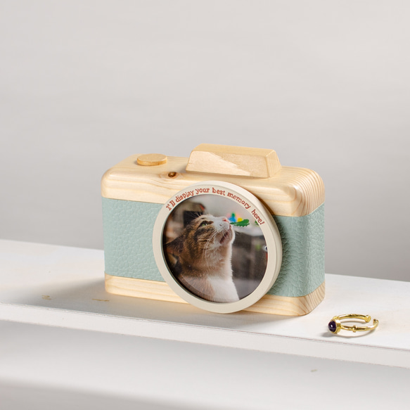 誕生日に贈る特別なプレゼント！水色フェイクレザーとホワイトウッドのカメラ型フォトフレーム 2枚目の画像