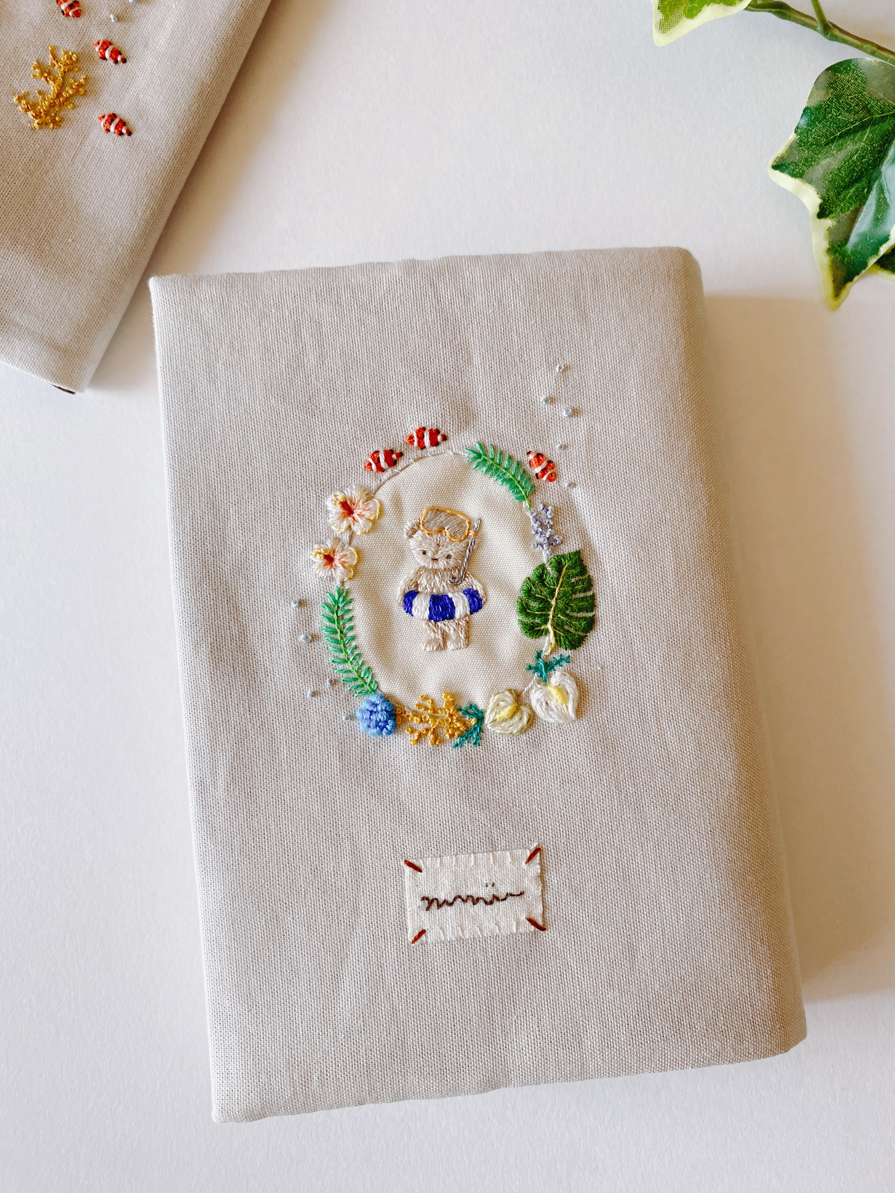 手刺繍のブックカバー『トロピカルなくまちゃん』[文庫本 手刺繍のブックカバー『トロピカルなくまちゃん』[文庫本