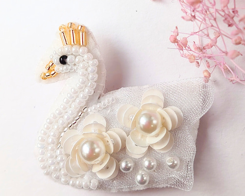 白鳥のブローチ スパンコールとパールのお花 ブローチ そらとりもり