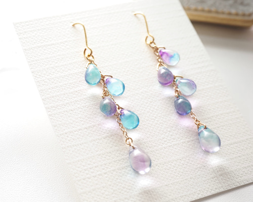 ミックスカラーのガラスビーズが揺れるドロップピアス*イヤリング変更