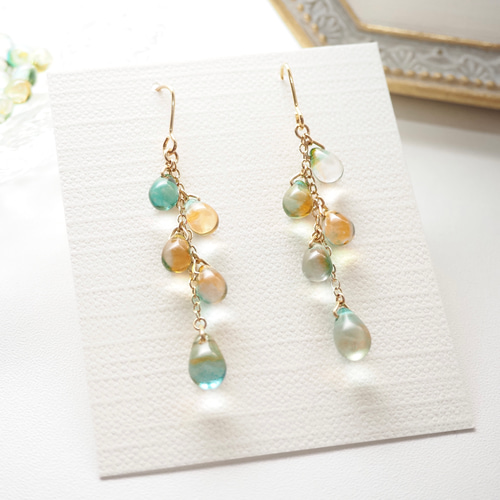 ミックスカラーのガラスビーズが揺れるドロップピアス*イヤリング変更