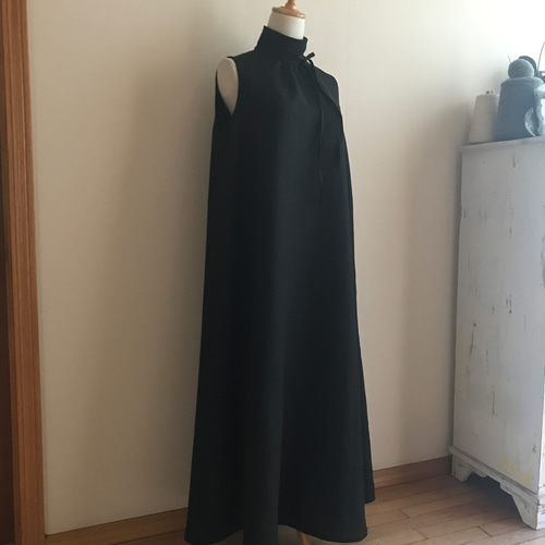 ハンドメイド 人気作家 フレンチリネンハイネックフレアマキシワンピース 黒 フレンチリネン（黒）で作ったハイネックフレアマキシワンピース