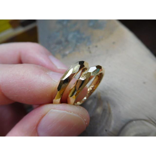 K18 ゴールド 指輪 彫刻あり 18k ゴールド 結婚指輪 鍛造 手作り 18金 k18 甲丸 3mm 彫金