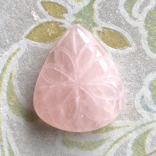 9634 ローズクォーツ カービング 天然石 天然石 Aun planet（発送は月  