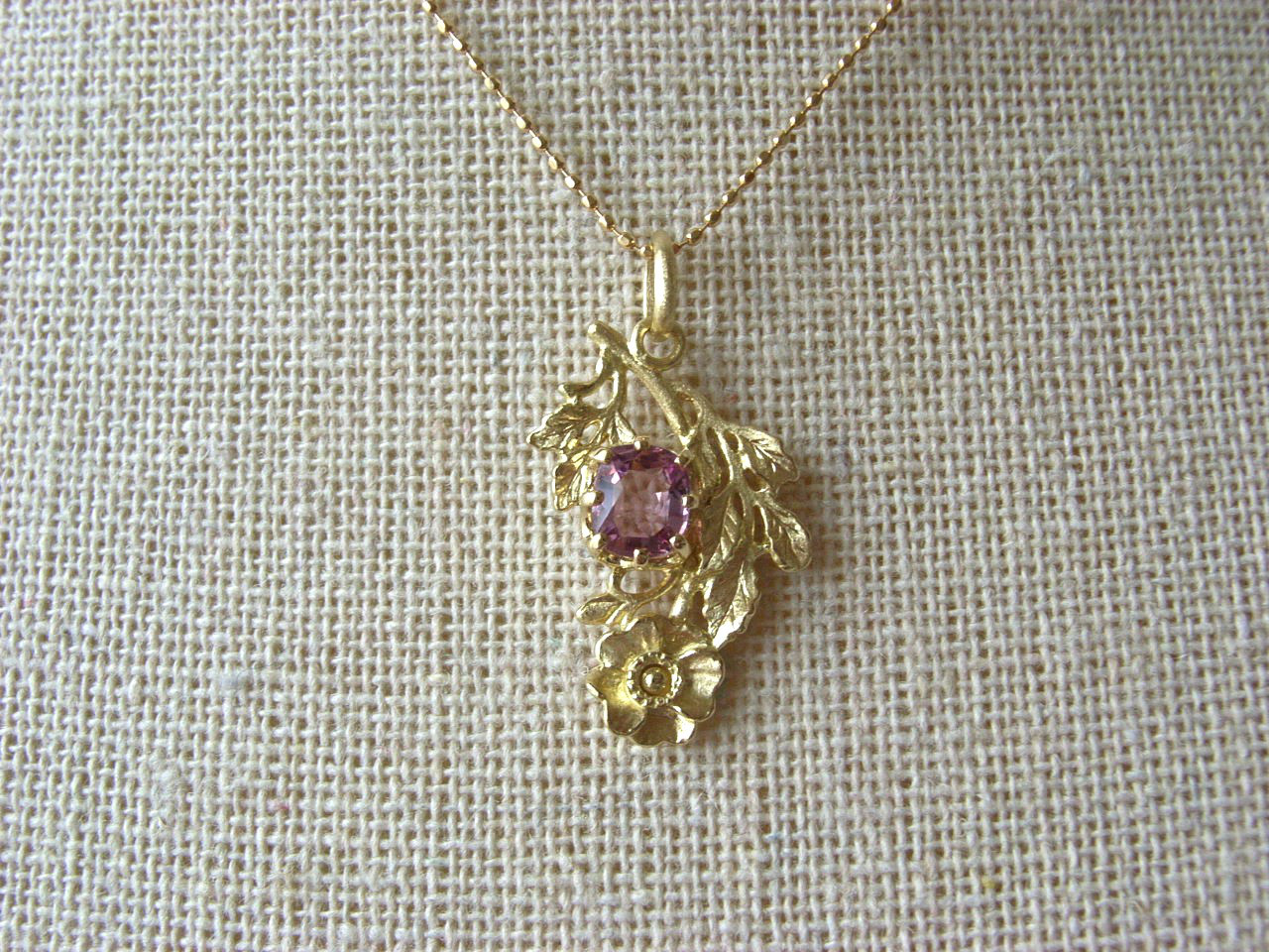 K18YGピンクスピネルとバラのペンダントトップ