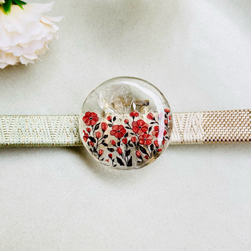 赤花と水晶の帯留め 円形 透明 天然石 フォーマル 浄化石 お守り  