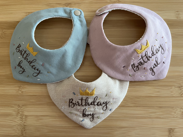 【専用530】カシャカシャおもちゃスタイ♡犬デニム調 専用530】カシャカシャおもちゃスタイ♡犬デニム調 ベビー・キッズ