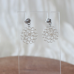 ワイヤークロッシェの軽いピアス｜華奢で上品な丸モチーフアクセサリー 5枚目の画像