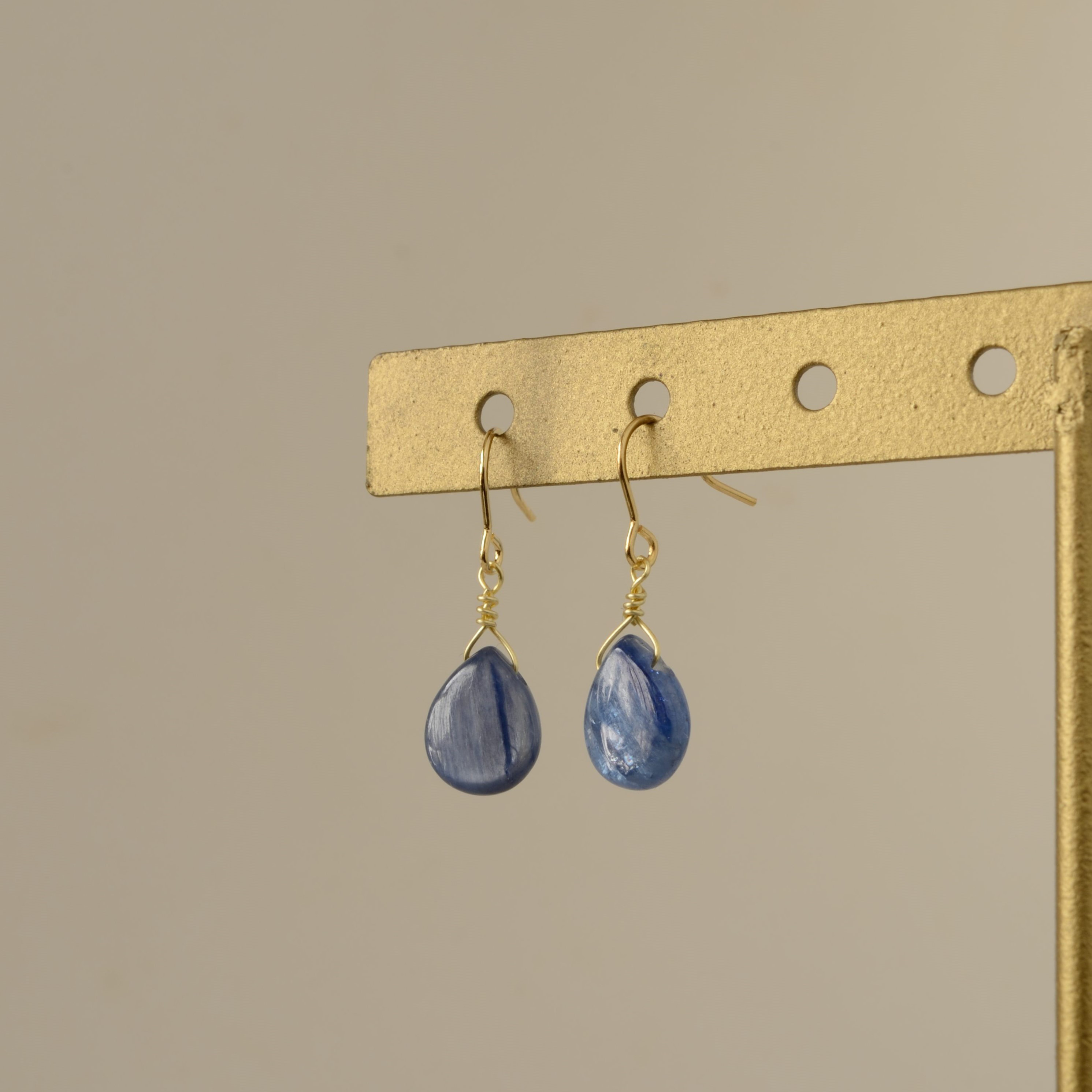 K18カイヤナイト　雫のピアス【自立心・成功・願望成就・強い意志】