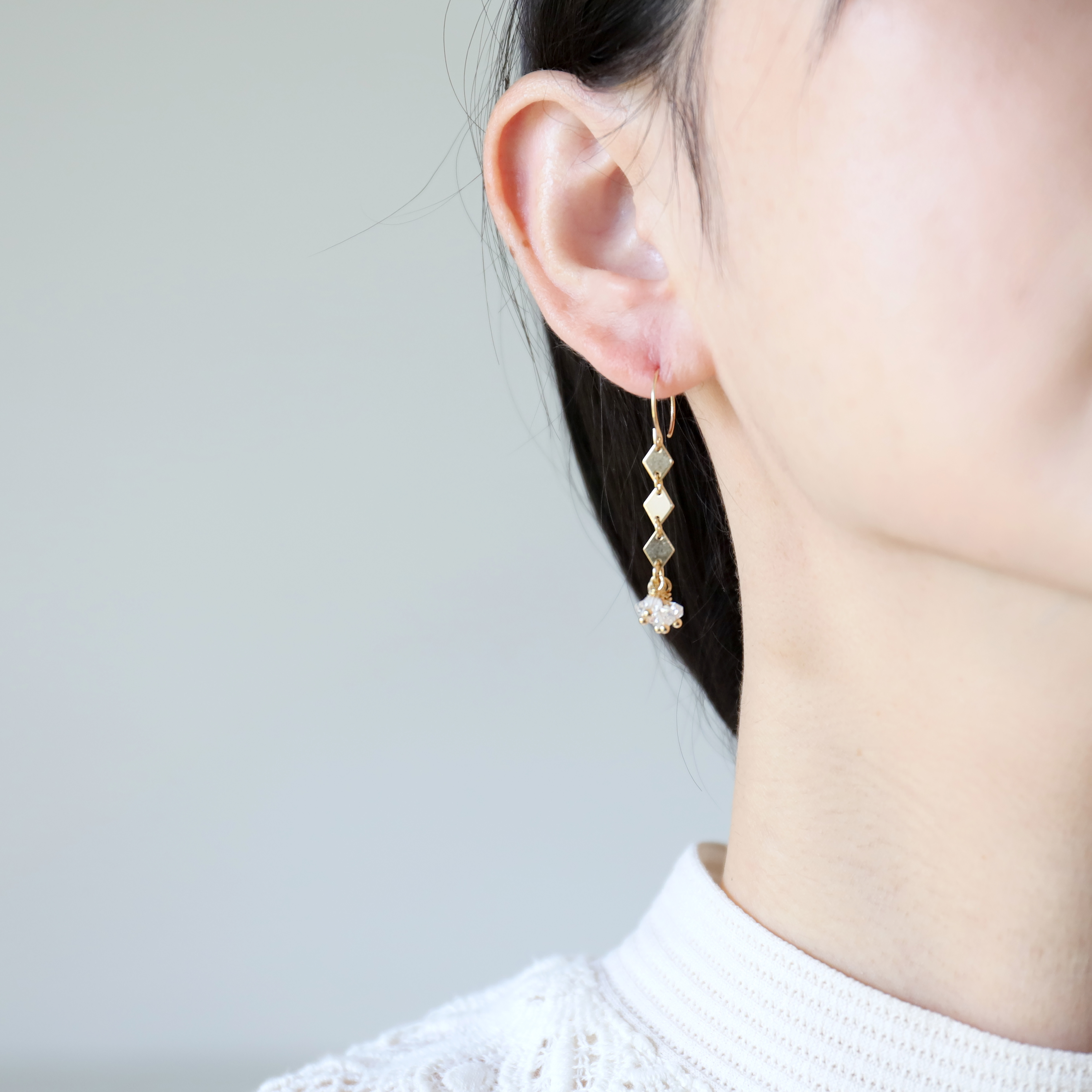 14kgf/アクアマリンx七色天然石ピアス Ω ピアス