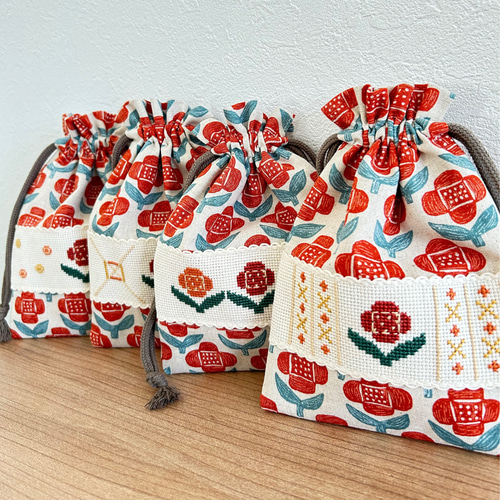 刺繍入り布小物】花柄巾着 クロスステッチ刺繍で身の回りのもの