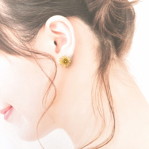 小さなひまわりの花のひとつぶイヤリング／ピアス イヤリング  