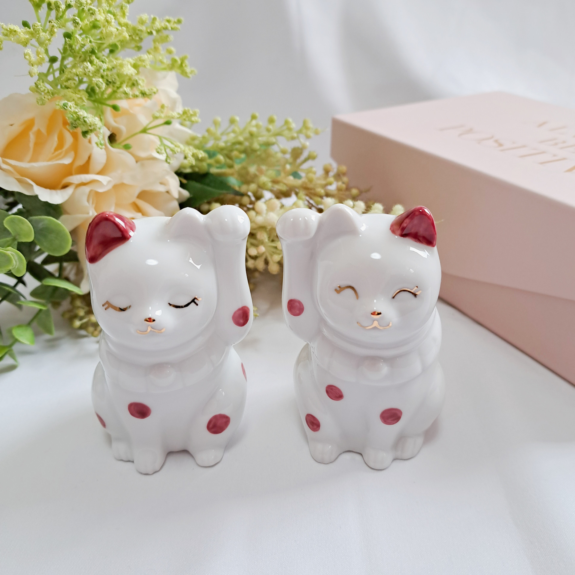 福を招く　招き猫　ペアセット　結婚祝い　還暦祝い　新築　玄関　リビング　お花　ネコ　ペア　置物　飾り　贈り物　プレゼント