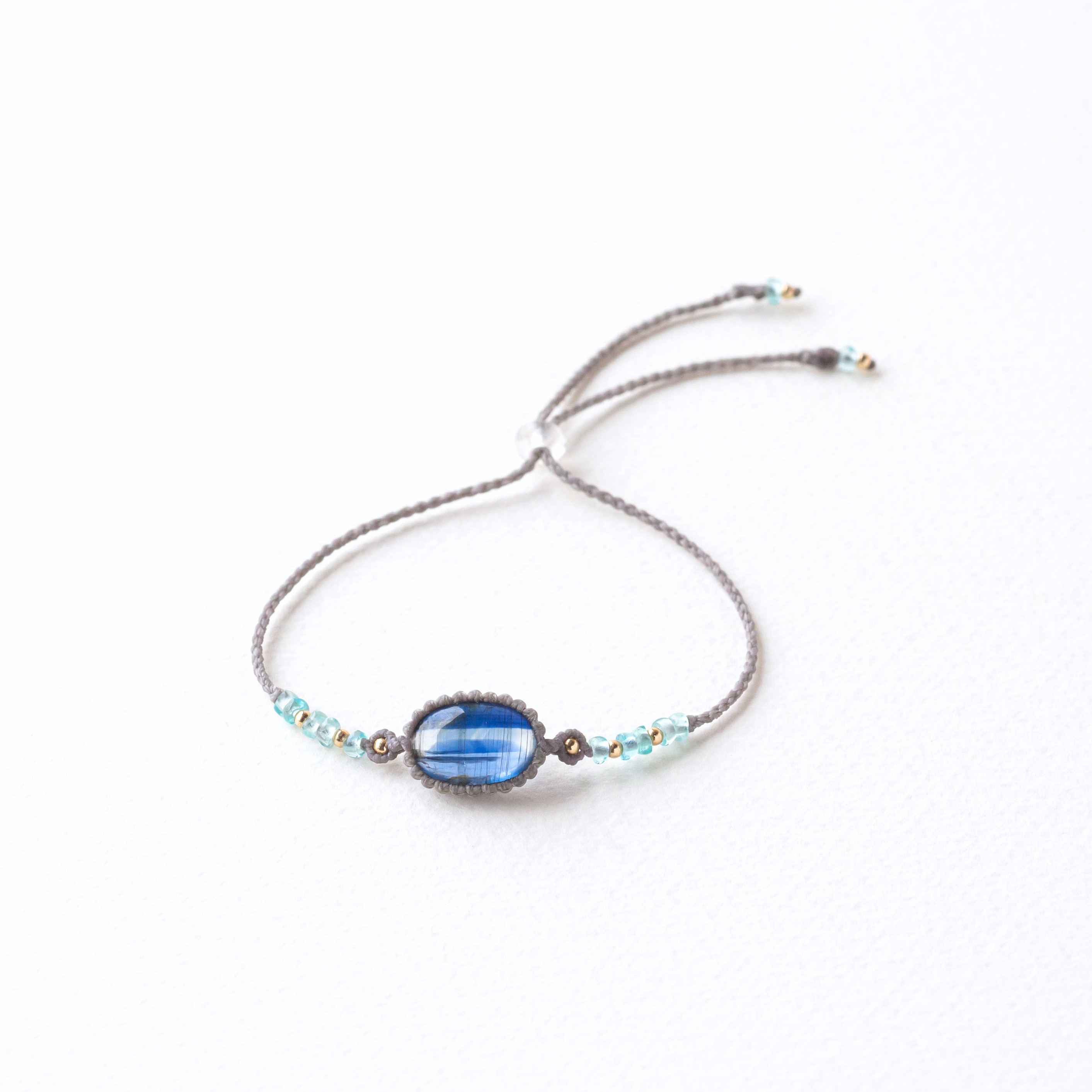 カイヤナイトのマクラメ編み 天然石ブレスレット